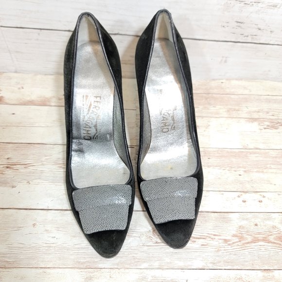 Salvatore Ferragamo black velvet and stingray pumps - Picture 4 of 13